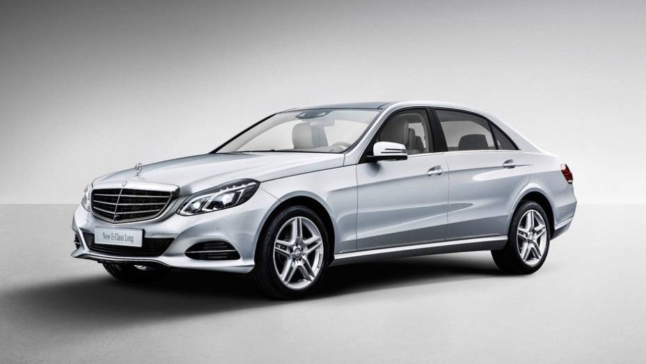 O sedã premium tem um comprimento total de 5.019 milímetros | <a href="https://preprod.quatrorodas.abril.com.br/saloes/xangai/2013/mercedes-benz-e-class-739220.shtml" rel="migration">Leia mais</a>