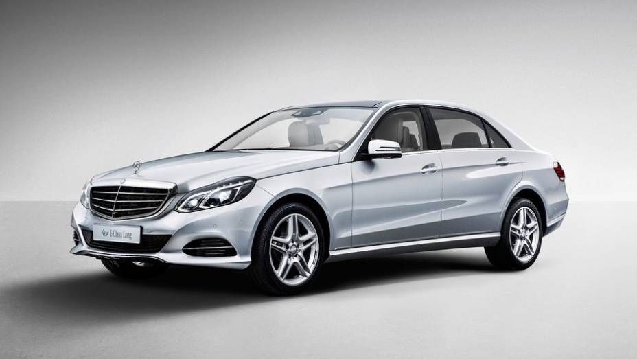 O sedã premium tem um comprimento total de 5.019 milímetros | <a href="https://preprod.quatrorodas.abril.com.br/saloes/xangai/2013/mercedes-benz-e-class-739220.shtml" rel="migration">Leia mais</a> O sedã premium tem um comprimento total de 5.019 milímetros | <a href="https://preprod.quatrorodas.abril.com.br/saloes/xangai/2013/mercedes-benz-e-class-739220.shtml" rel="migration">Leia mais</a>