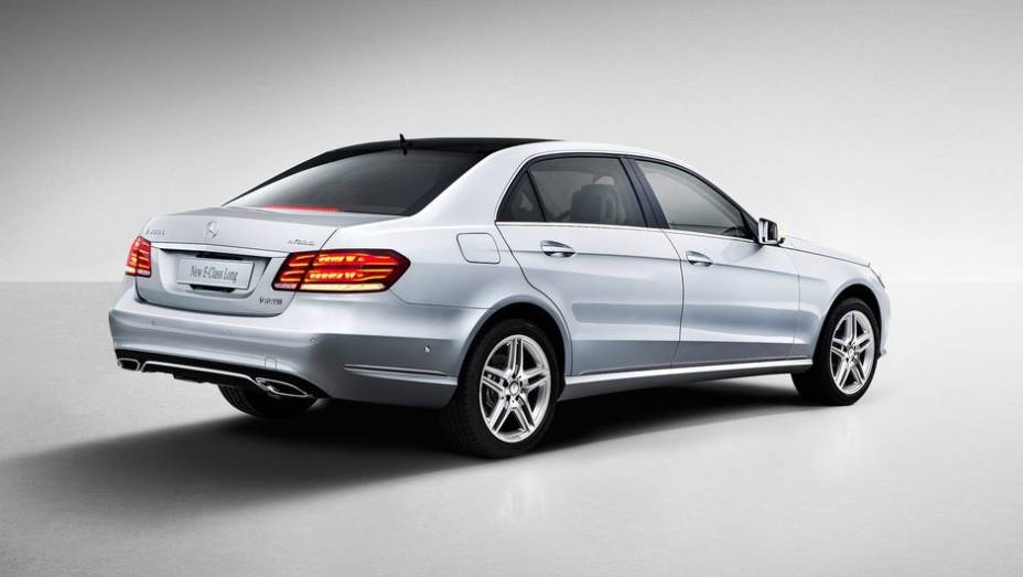 Ele representa uma versão de chassis longo do recente facelift do E-Class que será vendido exclusivamente na China | <a href="%20https://preprod.quatrorodas.abril.com.br/saloes/xangai/2013/mercedes-benz-e-class-739220.shtml" rel="migration">Leia mais</a> Ele representa uma versão de chassis longo do recente facelift do E-Class que será vendido exclusivamente na China | <a href="%20https://preprod.quatrorodas.abril.com.br/saloes/xangai/2013/mercedes-benz-e-class-739220.shtml" rel="migration">Leia mais</a>