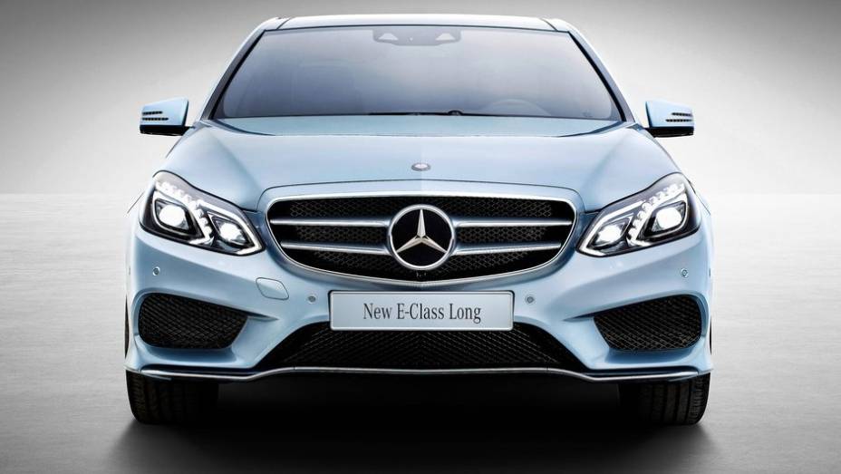 O E-Class L estará disponível com duas frentes diferentes | <a href="https://preprod.quatrorodas.abril.com.br/saloes/xangai/2013/mercedes-benz-e-class-739220.shtml" rel="migration">Leia mais</a>