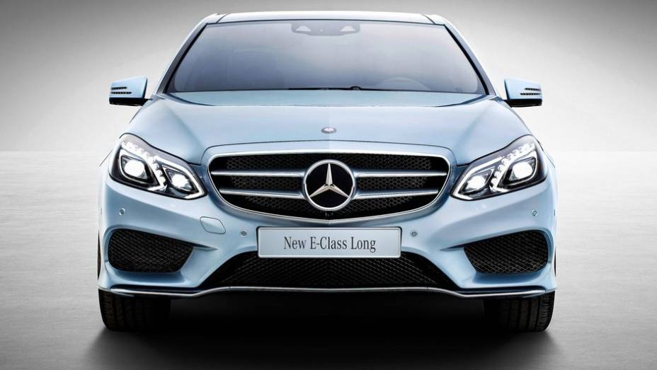 O E-Class L estar&aacute; dispon&iacute;vel com duas frentes diferentes | <a href="https://preprod.quatrorodas.abril.com.br/saloes/xangai/2013/mercedes-benz-e-class-739220.shtml" rel="migration">Leia mais</a>