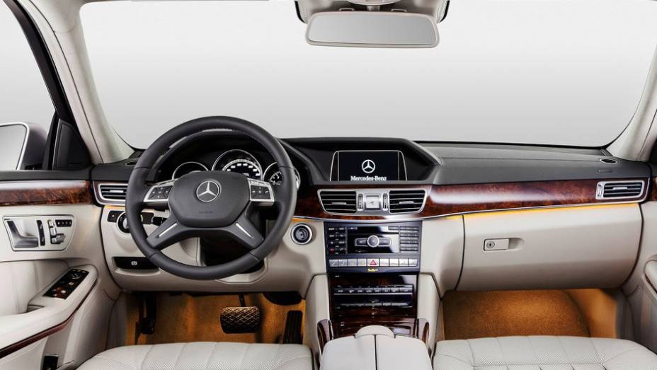 Interior sofisticado da Mercedes-Benz | <a href="https://preprod.quatrorodas.abril.com.br/saloes/xangai/2013/mercedes-benz-e-class-739220.shtml" rel="migration">Leia mais</a>