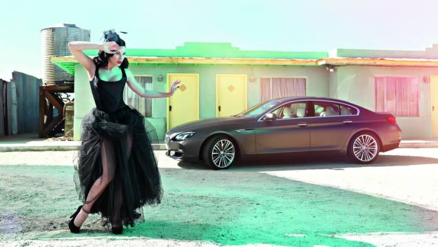 Ao lado do carro, estão modelos no melhor estilo "Burlesque" | <a href="https://preprod.quatrorodas.abril.com.br/blogs/planeta-carro/2013/04/22/isso-e-pura-arte/" rel="migration">Leia mais</a> Ao lado do carro, estão modelos no melhor estilo "Burlesque" | <a href="https://preprod.quatrorodas.abril.com.br/blogs/planeta-carro/2013/04/22/isso-e-pura-arte/" rel="migration">Leia mais</a>