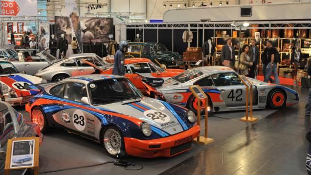 Vários carros de corrida foram expostos na feira, incluindo os clássicos Porsche 911 da equipe Martini Racing Vários carros de corrida foram expostos na feira, incluindo os clássicos Porsche 911 da equipe Martini Racing