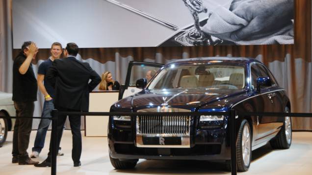 Carros modernos, como este Rolls-Royce Ghost, dividem o espaço com as raridades Carros modernos, como este Rolls-Royce Ghost, dividem o espaço com as raridades