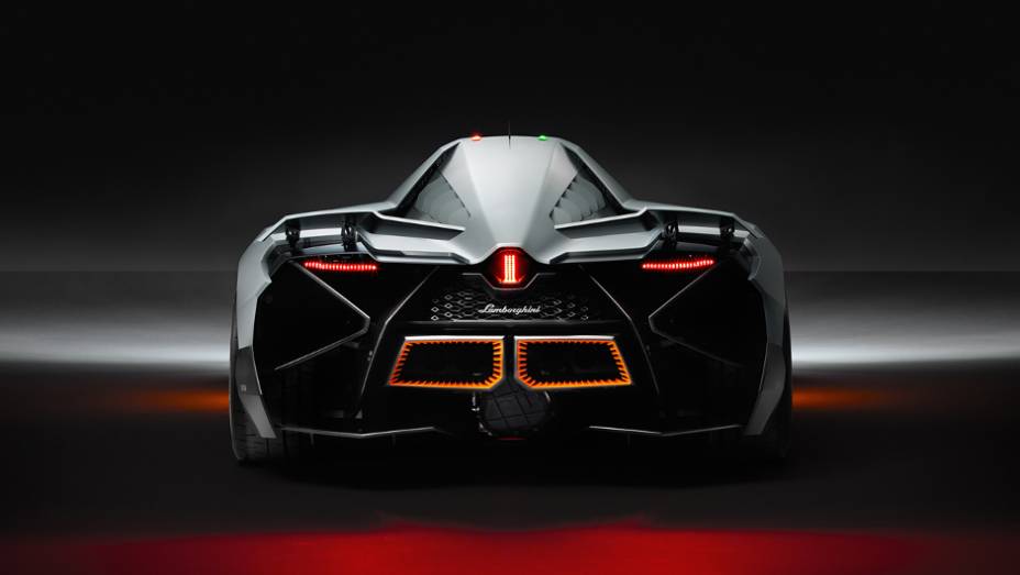 Para reduzir o peso, a Lamborghini apostou na vasta utilização de fibra de carbono na carroceria | <a href="%20https://preprod.quatrorodas.abril.com.br/noticias/fabricantes/lamborghini-cria-egoista-concept-741099.shtml" rel="migration">Leia mais</a>