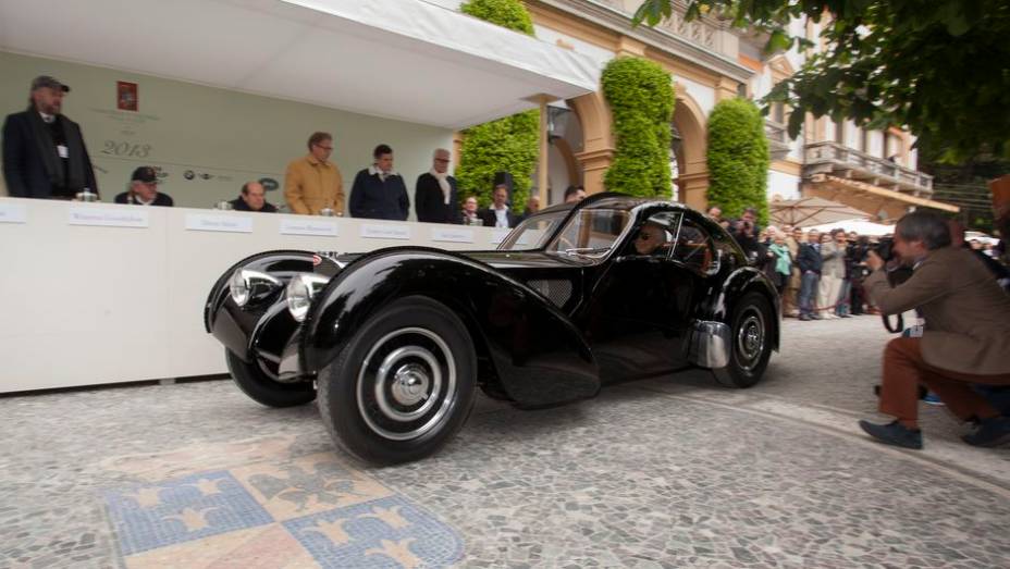 Bugatti 1938, que pertence ao estilista Ralph Lauren, venceu o Concorso dEleganza Villa dEste | <a href="https://preprod.quatrorodas.abril.com.br/noticias/fabricantes/bugatti-1938-ralph-lauren-vence-concurso-elegancia-742534.shtml" rel="migration">Leia mais</a>