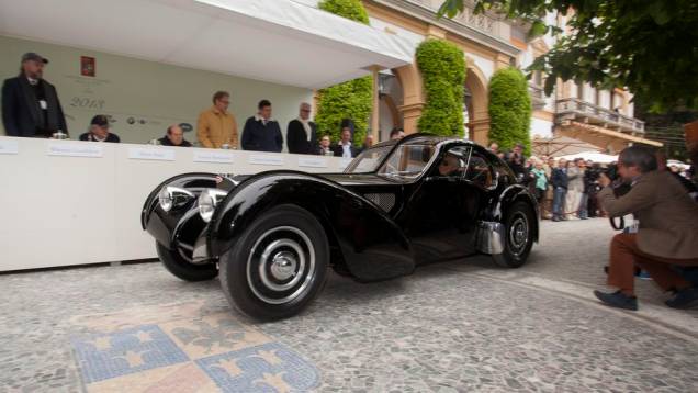 Bugatti 1938, que pertence ao estilista Ralph Lauren, venceu o Concorso dEleganza Villa dEste | <a href="https://preprod.quatrorodas.abril.com.br/noticias/fabricantes/bugatti-1938-ralph-lauren-vence-concurso-elegancia-742534.shtml" rel="migration">Leia mais</a> Bugatti 1938, que pertence ao estilista Ralph Lauren, venceu o Concorso dEleganza Villa dEste | <a href="https://preprod.quatrorodas.abril.com.br/noticias/fabricantes/bugatti-1938-ralph-lauren-vence-concurso-elegancia-742534.shtml" rel="migration">Leia mais</a>