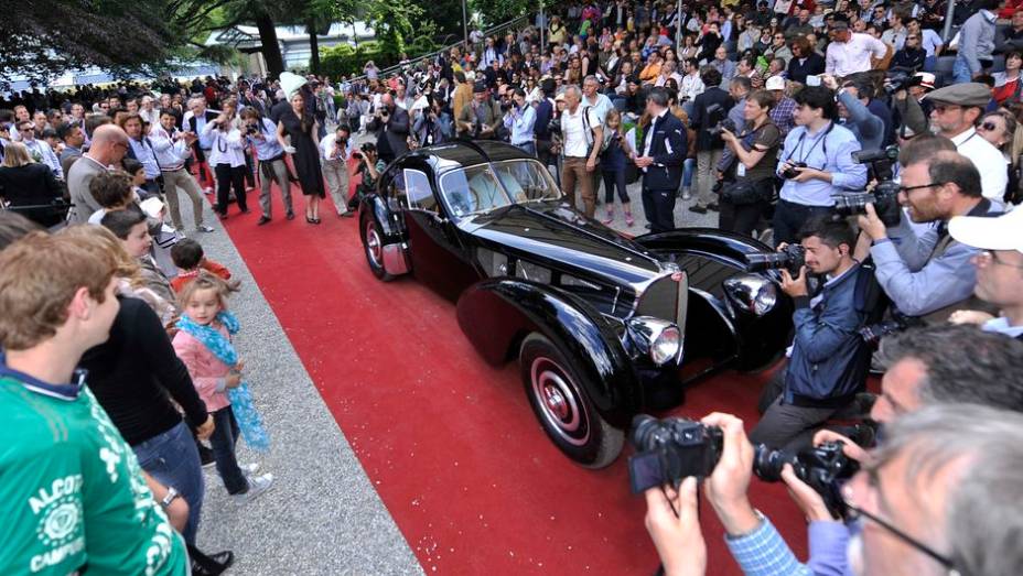 Bugatti 57SC 1938 | <a href="https://preprod.quatrorodas.abril.com.br/noticias/fabricantes/bugatti-1938-ralph-lauren-vence-concurso-elegancia-742534.shtml" rel="migration">Leia mais</a>