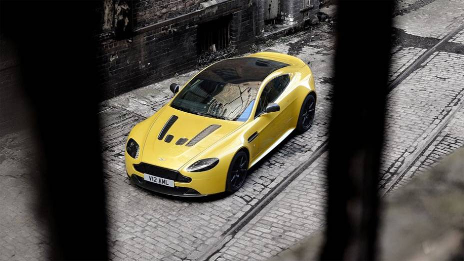 Esportivo é equipado com motor 6.0 de 565 cv | <a href="https://preprod.quatrorodas.abril.com.br/noticias/fabricantes/aston-martin-revela-v12-vantage-s-742642.shtml" rel="migration">Leia mais</a>