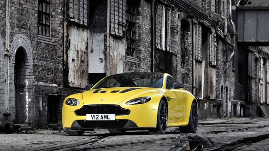 O coupé esportivo substituirá o V12 Vantage e passa a ser o carro de rua mais rápido já produzido pela fabricante britânica depois do One-77 | <a href="%20https://preprod.quatrorodas.abril.com.br/noticias/fabricantes/aston-martin-revela-v12-vantage-s-742642.shtml" rel="migration">L</a>