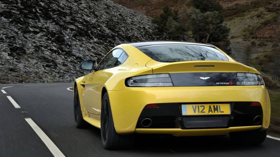 A velocidade máxima alcançada pelo modelo é de 330 km/h | <a href="https://preprod.quatrorodas.abril.com.br/noticias/fabricantes/aston-martin-revela-v12-vantage-s-742642.shtml" rel="migration">Leia mais</a>