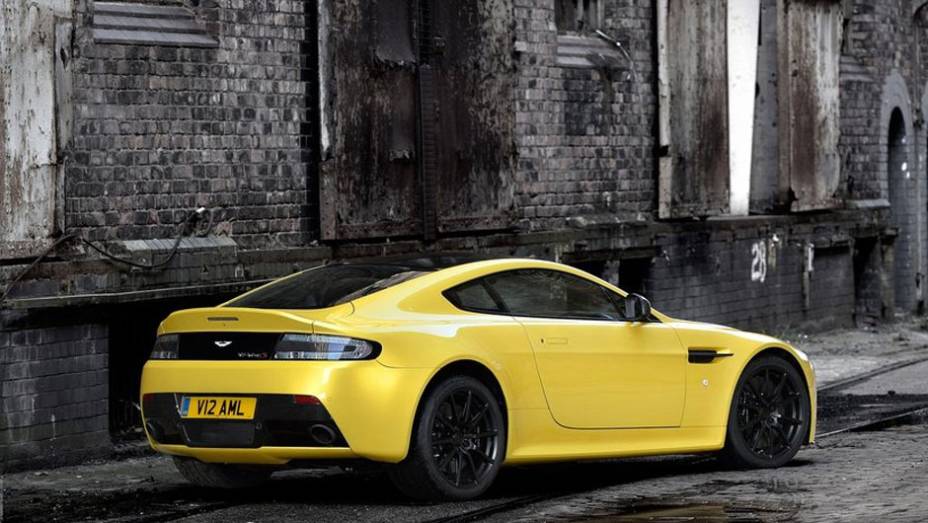 Outra novidade é o câmbio Sportshift III AMT, automático de 7 marchas | <a href="https://preprod.quatrorodas.abril.com.br/noticias/fabricantes/aston-martin-revela-v12-vantage-s-742642.shtml" rel="migration">Leia mais</a>