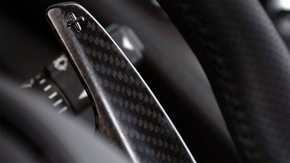 Detalhe do câmbio Sportshift III AMT | <a href="https://preprod.quatrorodas.abril.com.br/noticias/fabricantes/aston-martin-revela-v12-vantage-s-742642.shtml" rel="migration">Leia mais</a>