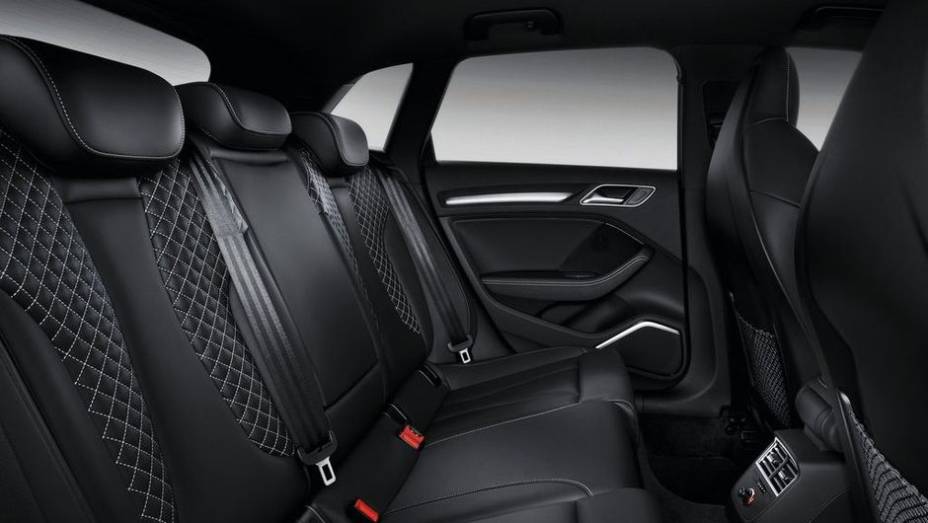 Estão disponíveis 12 cores de carroceria e duas opções de revestimento interno (preto e prata) | <a href="https://preprod.quatrorodas.abril.com.br/noticias/fabricantes/audi-confirma-a3-sportback-brasil-junho-742734.shtml" rel="migration">Leia mais</a>