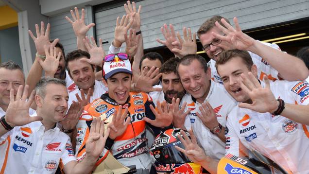 Márquez e equipe comemoram a nona vitória em nove corridas. | <a href="https://preprod.quatrorodas.abril.com.br/moto/noticias/motogp-mais-vez-marquez-790805.shtml" rel="migration">Leia mais</a> Márquez e equipe comemoram a nona vitória em nove corridas. | <a href="https://preprod.quatrorodas.abril.com.br/moto/noticias/motogp-mais-vez-marquez-790805.shtml" rel="migration">Leia mais</a>