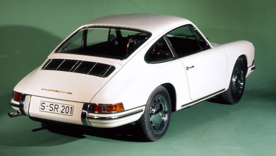 911 2.0 1965 - Motor boxer traseiro refrigerado a ar seguia a mesma tecnologia e arquitetura que Ferdinand Porsche havia desenvolvido para o Fusca | <a href="%20https://preprod.quatrorodas.abril.com.br/reportagens/classicos/porsche-911-50-anos-748361.shtml" rel="migration">Leia mai</a>