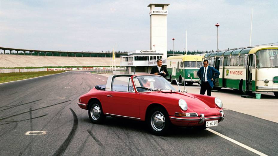 911 Targa 1967 - A versão Targa abriu um precedente para modelos de diversos fabricantes | <a href="%20https://preprod.quatrorodas.abril.com.br/reportagens/classicos/porsche-911-50-anos-748361.shtml" rel="migration">Leia mais</a>