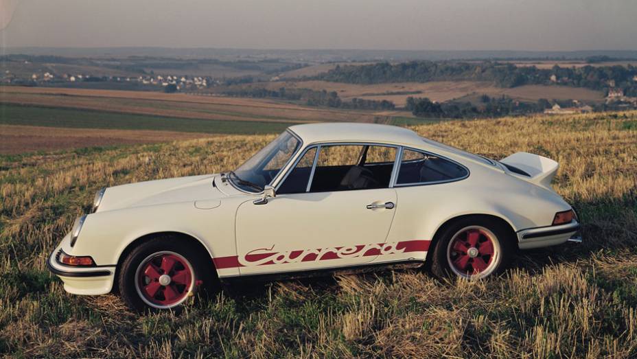 911 Carrera RS 2.7 1973 - Além da potência maior, o nome Carrera exposto nas laterais e o aerofólio criaram um mito da época | <a href="%20https://preprod.quatrorodas.abril.com.br/reportagens/classicos/porsche-911-50-anos-748361.shtml" rel="migration">Leia mais</a>