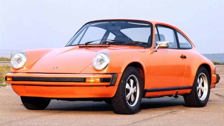 911 Carrera 1974 (Modelo G) - A primeira atualização priorizou a segurança, mas tratou de manter-se fiel ao 911 original | <a href="%20https://preprod.quatrorodas.abril.com.br/reportagens/classicos/porsche-911-50-anos-748361.shtml" rel="migration">Leia mais</a>