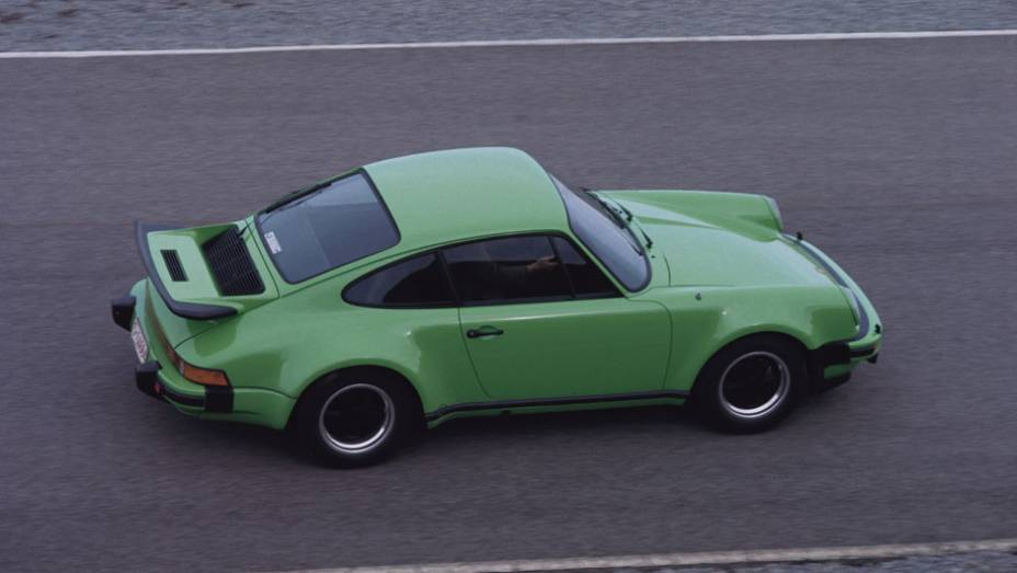 911 Turbo 3.0 1975 (Modelo G) - Com ele começou a febre do turbo, equipamento adotado por vários fabricantes | <a href="%20https://preprod.quatrorodas.abril.com.br/reportagens/classicos/porsche-911-50-anos-748361.shtml" rel="migration">Leia mais</a>