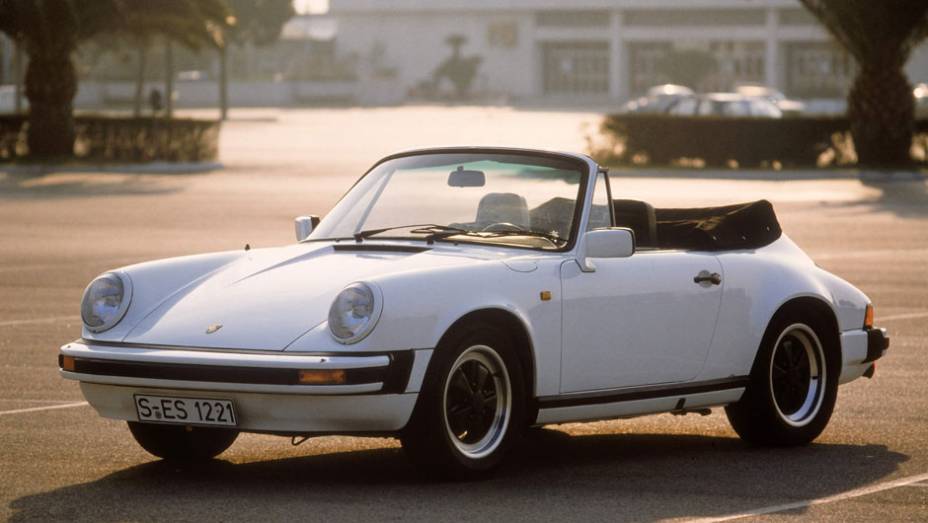 911 Carrera S Cabriolet 1983 (Modelo G) - O 911 esperou bem mais que o 356 para ter uma versão conversível, mas, desde então, ela nunca faltou | <a href="%20https://preprod.quatrorodas.abril.com.br/reportagens/classicos/porsche-911-50-anos-748361.shtml" rel="migration">Leia mais</a>