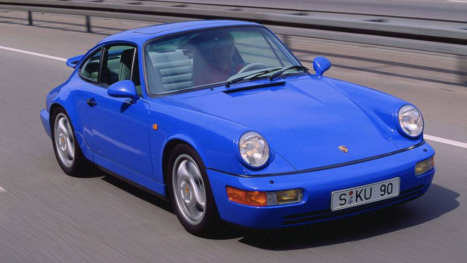 911 Carrera 2.4 3.6 1988 (964) - Ao reconhecer apenas os novos para-choques envolventes, é difícil prever que 85% das peças eram novas também na nova geração | <a href="%20https://preprod.quatrorodas.abril.com.br/reportagens/classicos/porsche-911-50-anos-748361.shtm" rel="migration"></a>