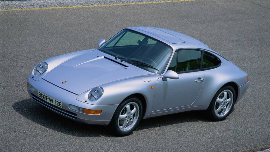 911 Carrera 1994 (993) - O último 911 a ar era identificável pelos faróis inclinados | <a href="%20https://preprod.quatrorodas.abril.com.br/reportagens/classicos/porsche-911-50-anos-748361.shtml" rel="migration">Leia mais</a>