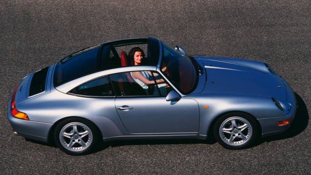 911 Targa 1996 (993) - Com um vidro elétrico deslizante, a versão Targa era reinventada | <a href="%20https://preprod.quatrorodas.abril.com.br/reportagens/classicos/porsche-911-50-anos-748361.shtml" rel="migration">Leia mais</a> 911 Targa 1996 (993) - Com um vidro elétrico deslizante, a versão Targa era reinventada | <a href="%20https://preprod.quatrorodas.abril.com.br/reportagens/classicos/porsche-911-50-anos-748361.shtml" rel="migration">Leia mais</a>
