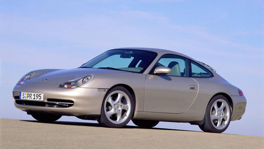 911 Carrera 2001 (996) - O primeiro 911 arrefecido a água era identificável pelos faróis com piscas embutidos num único elemento | <a href="%20https://preprod.quatrorodas.abril.com.br/reportagens/classicos/porsche-911-50-anos-748361.shtml" rel="migration">Leia mais</a>