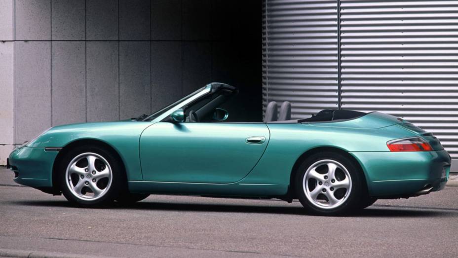 911 Carrera Cabriolet 1999 (996) - Nos novos motores, menor consumo, menos emissões e ruídos; as lanternas voltavam a ser dois elementos independentes | <a href="%20https://preprod.quatrorodas.abril.com.br/reportagens/classicos/porsche-911-50-anos-748361.shtml" rel="migration">Leia</a>