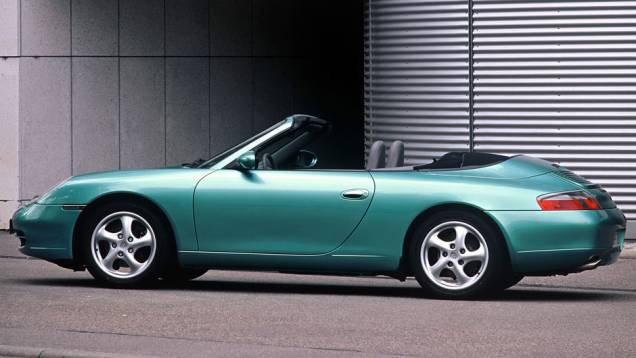 911 Carrera Cabriolet 1999 (996) - Nos novos motores, menor consumo, menos emissões e ruídos; as lanternas voltavam a ser dois elementos independentes | <a href="%20https://preprod.quatrorodas.abril.com.br/reportagens/classicos/porsche-911-50-anos-748361.shtml" rel="migration">Leia</a> 911 Carrera Cabriolet 1999 (996) - Nos novos motores, menor consumo, menos emissões e ruídos; as lanternas voltavam a ser dois elementos independentes | <a href="%20https://preprod.quatrorodas.abril.com.br/reportagens/classicos/porsche-911-50-anos-748361.shtml" rel="migration">Leia</a>