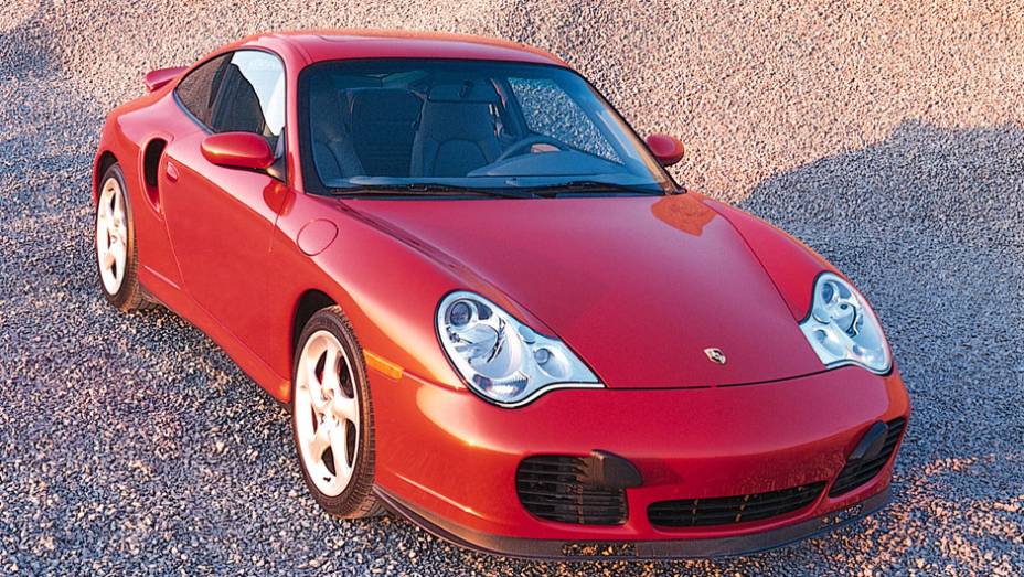 911 Turbo 2001 (996) - Leve remodelação dos faróis indicava o que viria a seguir | <a href="%20https://preprod.quatrorodas.abril.com.br/reportagens/classicos/porsche-911-50-anos-748361.shtml" rel="migration">Leia mais</a>