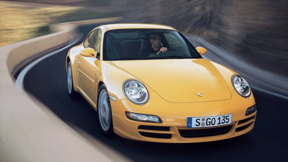 911 Carrera 2005 (997) - Faróis novamente circulares no esportivo que, básico, produzia 325 cv | <a href="%20https://preprod.quatrorodas.abril.com.br/reportagens/classicos/porsche-911-50-anos-748361.shtml" rel="migration">Leia mais</a>