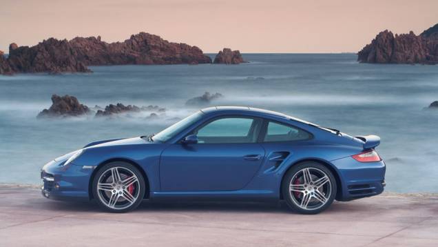 911 Turbo 2006 (997) - O perfil clássico do 911 se mantinha praticamente intacto | <a href="https://preprod.quatrorodas.abril.com.br/reportagens/classicos/porsche-911-50-anos-748361.shtml" rel="migration">Leia mais</a> 911 Turbo 2006 (997) - O perfil clássico do 911 se mantinha praticamente intacto | <a href="https://preprod.quatrorodas.abril.com.br/reportagens/classicos/porsche-911-50-anos-748361.shtml" rel="migration">Leia mais</a>