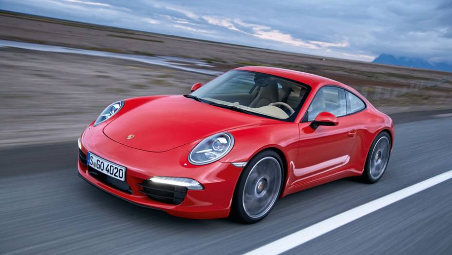 911 Carrera 2012 (991) - Maior, mais confortável, o novo 911 conseguia ser mais eficiente e econômico | <a href="%20https://preprod.quatrorodas.abril.com.br/reportagens/classicos/porsche-911-50-anos-748361.shtml" rel="migration">Leia mais</a>