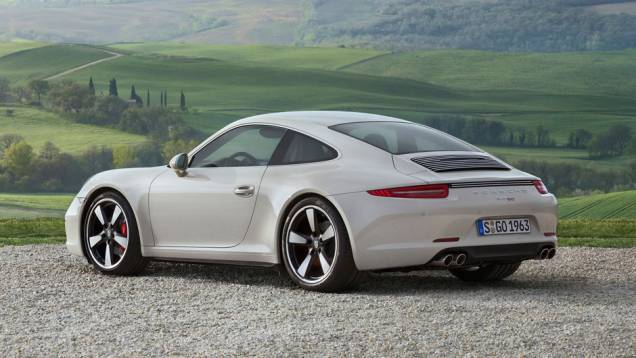 911 50 Years Edition 2013 1 (991) - As rodas são uma homenagem às Fuchs, que foram sucesso nos anos 70 | <a href="%20https://preprod.quatrorodas.abril.com.br/reportagens/classicos/porsche-911-50-anos-748361.shtml" rel="migration">Leia mais</a> 911 50 Years Edition 2013 1 (991) - As rodas são uma homenagem às Fuchs, que foram sucesso nos anos 70 | <a href="%20https://preprod.quatrorodas.abril.com.br/reportagens/classicos/porsche-911-50-anos-748361.shtml" rel="migration">Leia mais</a>