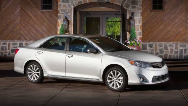 Toyota Camry - Vendas no 1º semestre de 2013: 338.749 unidades - Vendas no 1º semestre de 2012: 348.112 unidades - Crescimento: -2,7% Toyota Camry - Vendas no 1º semestre de 2013: 338.749 unidades - Vendas no 1º semestre de 2012: 348.112 unidades - Crescimento: -2,7%