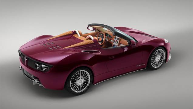 O elegante roadster também conta com faróis de LED, parte da carenagem revestida com couro, inscrições "Nulla tenaci invia est via" ("Para o tenaz nenhuma estrada é intransponível") | <a href="https://preprod.quatrorodas.abril.com.br/noticias/fabricantes/conceito-" rel="migration"></a> O elegante roadster também conta com faróis de LED, parte da carenagem revestida com couro, inscrições "Nulla tenaci invia est via" ("Para o tenaz nenhuma estrada é intransponível") | <a href="https://preprod.quatrorodas.abril.com.br/noticias/fabricantes/conceito-" rel="migration"></a>
