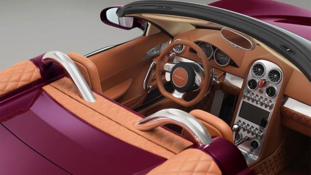 A cabine remete ao conceito anterior e vem muito bem equipada com estofamento em couro premium e painel com alumínio | <a href="https://preprod.quatrorodas.abril.com.br/noticias/fabricantes/conceito-spyker-b6-venator-spyder-mostrado-pebble-beach-750325.shtml" rel="migration">Leia</a> A cabine remete ao conceito anterior e vem muito bem equipada com estofamento em couro premium e painel com alumínio | <a href="https://preprod.quatrorodas.abril.com.br/noticias/fabricantes/conceito-spyker-b6-venator-spyder-mostrado-pebble-beach-750325.shtml" rel="migration">Leia</a>