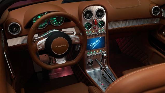 Visual do painel é inspirado em aeronaves | <a href="https://preprod.quatrorodas.abril.com.br/noticias/fabricantes/conceito-spyker-b6-venator-spyder-mostrado-pebble-beach-750325.shtml" rel="migration">Leia mais!</a> Visual do painel é inspirado em aeronaves | <a href="https://preprod.quatrorodas.abril.com.br/noticias/fabricantes/conceito-spyker-b6-venator-spyder-mostrado-pebble-beach-750325.shtml" rel="migration">Leia mais!</a>