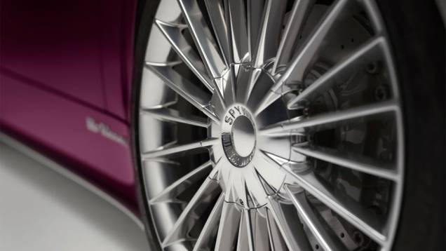 Detalhe da roda de liga leve de 19 polegadas | <a href="https://preprod.quatrorodas.abril.com.br/noticias/fabricantes/conceito-spyker-b6-venator-spyder-mostrado-pebble-beach-750325.shtml" rel="migration">Leia mais!</a> Detalhe da roda de liga leve de 19 polegadas | <a href="https://preprod.quatrorodas.abril.com.br/noticias/fabricantes/conceito-spyker-b6-venator-spyder-mostrado-pebble-beach-750325.shtml" rel="migration">Leia mais!</a>