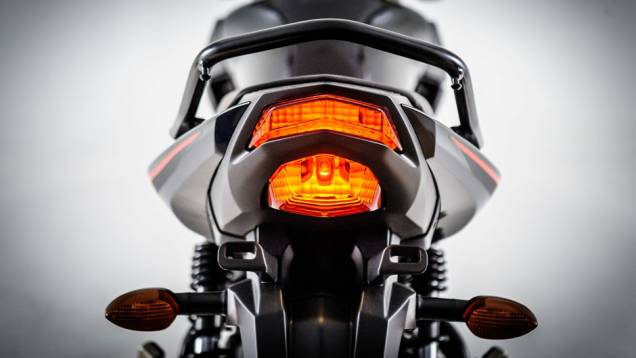 O perfil da rabeta é mais afilado, com ângulo de inclinação superior, o que deixa a garupa mais alta | <a href="https://preprod.quatrorodas.abril.com.br/moto/noticias/yamaha-lanca-ys150-fazer-r-7-390-00-752066.shtml" rel="migration">Leia mais</a> O perfil da rabeta é mais afilado, com ângulo de inclinação superior, o que deixa a garupa mais alta | <a href="https://preprod.quatrorodas.abril.com.br/moto/noticias/yamaha-lanca-ys150-fazer-r-7-390-00-752066.shtml" rel="migration">Leia mais</a>