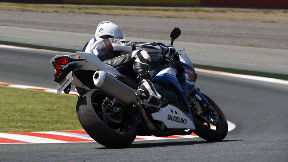 A GSX-R1000 conta com o conhecido motor SRAD quatro tempos de 1000 cm³, quatro cilindros em linha e 16 válvulas | <a href="https://preprod.quatrorodas.abril.com.br/moto/noticias/suzuki-lanca-gsx-r1000-2014-752224.shtml" rel="migration">Leia mais</a> A GSX-R1000 conta com o conhecido motor SRAD quatro tempos de 1000 cm³, quatro cilindros em linha e 16 válvulas | <a href="https://preprod.quatrorodas.abril.com.br/moto/noticias/suzuki-lanca-gsx-r1000-2014-752224.shtml" rel="migration">Leia mais</a>