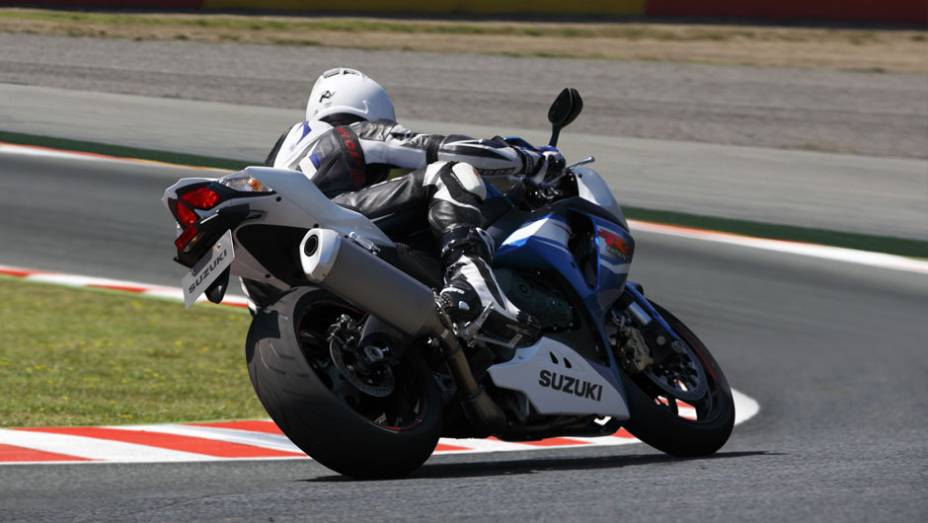 A GSX-R1000 conta com o conhecido motor SRAD quatro tempos de 1000 cm³, quatro cilindros em linha e 16 válvulas | <a href="https://preprod.quatrorodas.abril.com.br/moto/noticias/suzuki-lanca-gsx-r1000-2014-752224.shtml" rel="migration">Leia mais</a>