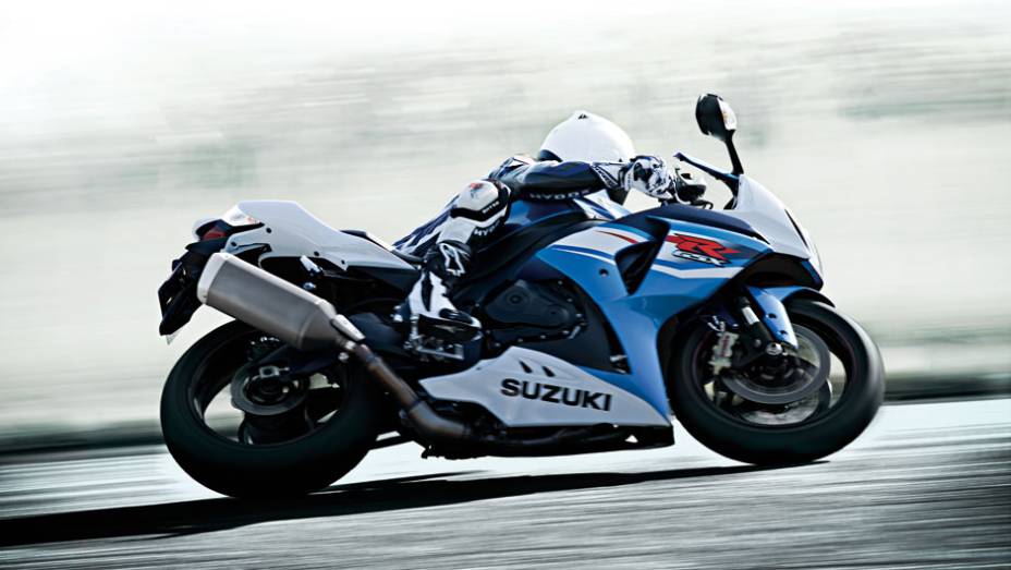 Com válvulas de titânio, o motor da Suzuki GSX-R1000 2014 desenvolve 185 cavalos de potência e 11,9 mkgf de torque | <a href="https://preprod.quatrorodas.abril.com.br/moto/noticias/suzuki-lanca-gsx-r1000-2014-752224.shtml" rel="migration">Leia mais</a>