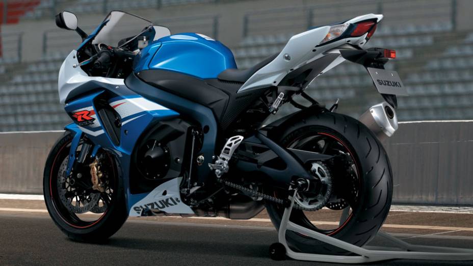 O sistema de exaustão da GSX-R1000 possui a tecnologia SAES (Suzuki Advanced Exhaust System - Sistema de exaustão avançado Suzuki) | <a href="https://preprod.quatrorodas.abril.com.br/moto/noticias/suzuki-lanca-gsx-r1000-2014-752224.shtml" rel="migration">Leia mais</a>