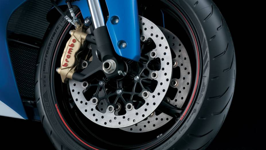 Suzuki disponibiliza freios a disco com pinças da marca Brembo, sendo disco duplo na roda dianteira e simples na traseira, ainda sem ABS | <a href="https://preprod.quatrorodas.abril.com.br/moto/noticias/suzuki-lanca-gsx-r1000-2014-752224.shtml" rel="migration">Leia mais</a>