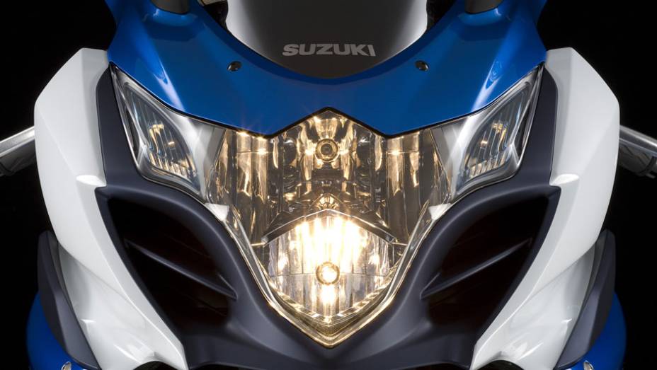 Detalhe do farol | <a href="https://preprod.quatrorodas.abril.com.br/moto/noticias/suzuki-lanca-gsx-r1000-2014-752224.shtml" rel="migration">Leia mais</a>