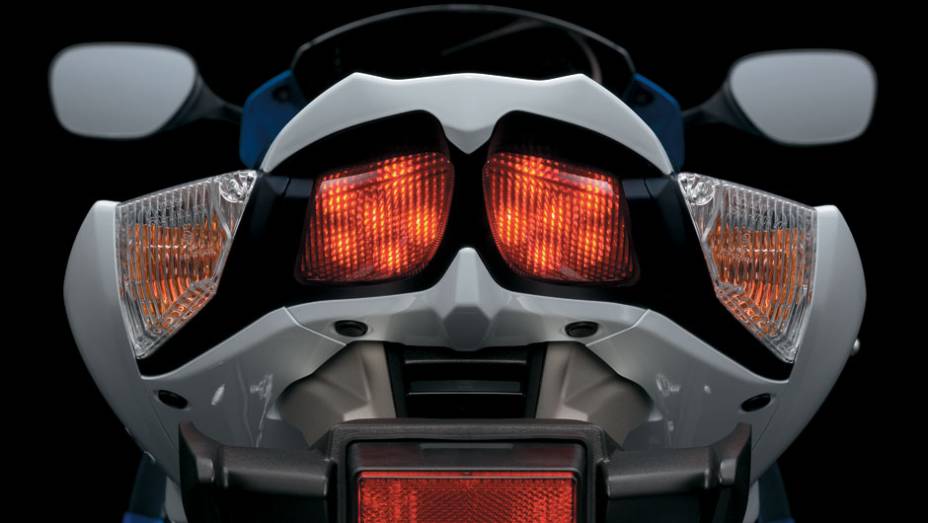 Traseira da nova Suzuki GSX-R1000 | <a href="https://preprod.quatrorodas.abril.com.br/moto/noticias/suzuki-lanca-gsx-r1000-2014-752224.shtml" rel="migration">Leia mais</a>